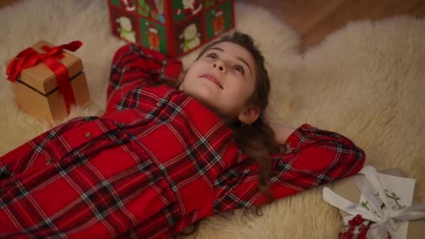 Крупный План Уютном Доме Девушка Лежит Ковре Рождественскими Подарками — стоковое видео