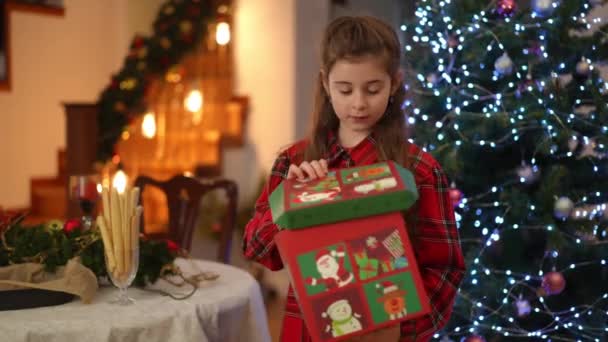 Otwarciu Dużego Pudełka Prezentem Świątecznym Stojąc Obok Choinki Dziewczyna Jest — Wideo stockowe