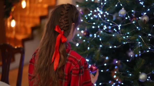 Zwolnij Trochę Domu Boże Narodzenie Dziewczyna Bawi Się Świąteczną Piłką — Wideo stockowe