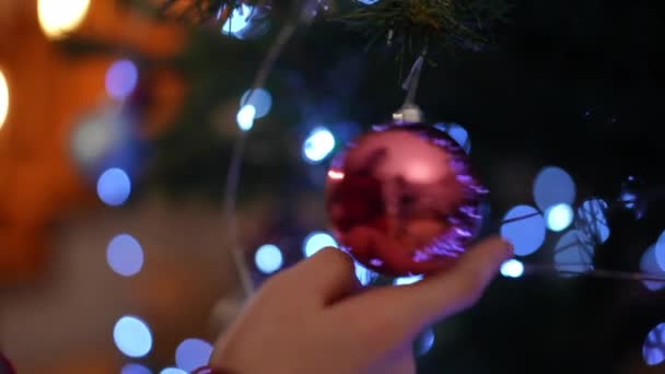 Κοντινό Πλάνο Χριστουγεννιάτικης Μπάλας Κλαδί Που Στριφογυρίζει Ένα Κορίτσι Δάχτυλό — Αρχείο Βίντεο