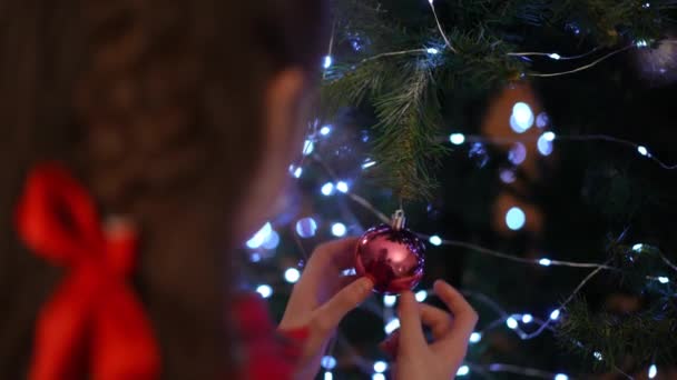 Schouder Schot Een Meisje Draait Een Kerstbal Een Kerstboom Met — Stockvideo