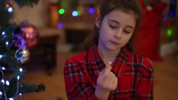Domu Pobliżu Choinki Dziewczyna Uważnie Bada Pierścień — Wideo stockowe