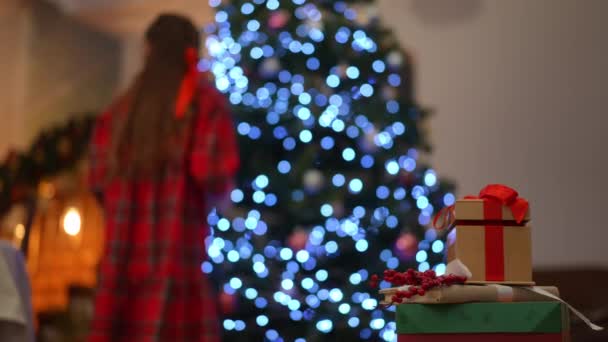 Presentes Natal Achado Inesperado Perto Árvore Natal — Vídeo de Stock