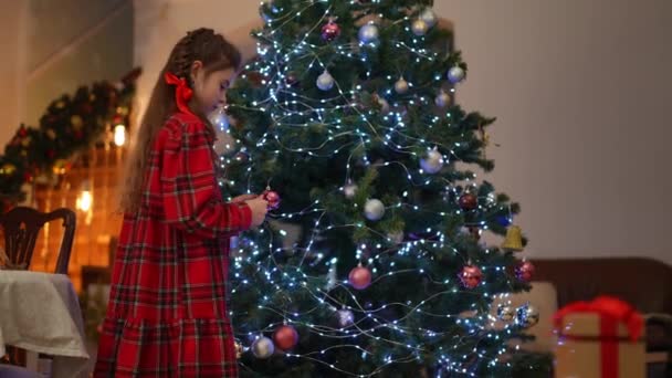 Vreugde Van Een Kerstcadeau Een Meisje Vindt Een Cadeau Een — Stockvideo