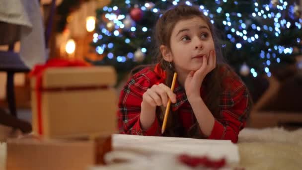 Ocio Navidad Casa Cerca Del Árbol Navidad Muchacha Dibuja Soñadoramente — Vídeos de Stock