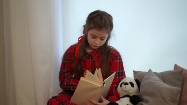 Стрілянина Повільного Ходу Дівчинка Дивиться Книжку Подаровану Різдво Різдвяний Ранок — стокове відео