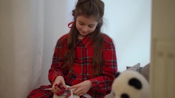 Cámara Lenta Una Chica Decora Regalo Navidad Con Una Ramita — Vídeos de Stock