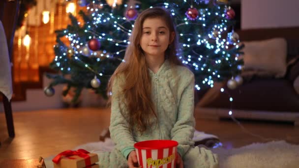Ένα Κορίτσι Πιτζάμες Κάθεται Στο Σαλόνι Πάνω Στο Χαλί Στο — Αρχείο Βίντεο