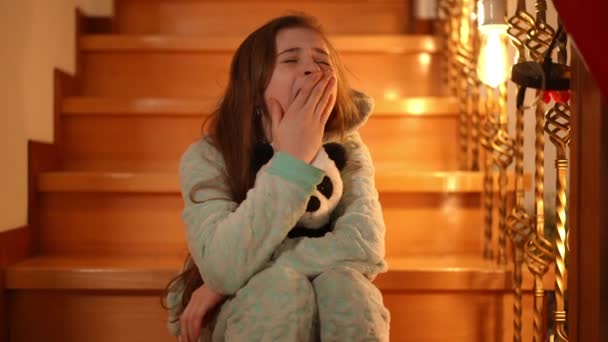 Une Fille Assise Sur Les Marches Escalier Bâille Somnolemment Essaie — Video