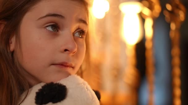 Close Dari Wajah Seorang Gadis Yang Sedang Menunggu Natal Untuk — Stok Video
