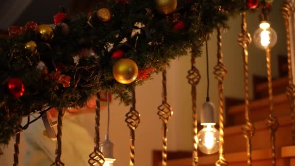 Zbliżenie Pięknie Zdobionych Schodów Boże Narodzenie Tle Nieostre Jest Dolna — Wideo stockowe