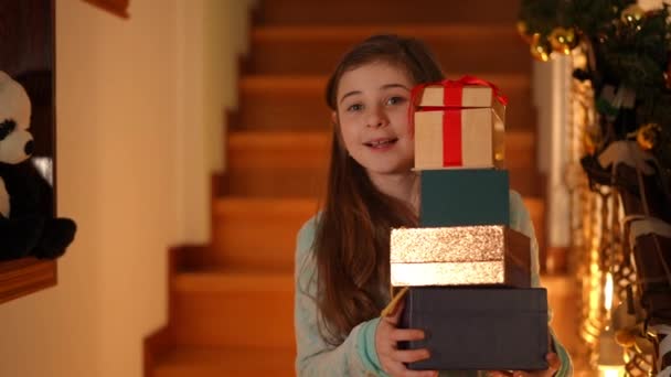 Movimento Lento Menina Com Presentes Natal Uma Casa Decorada Para — Vídeo de Stock
