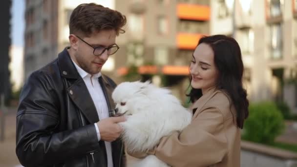 Ung Man Stryker Vit Hund Spotta Som Hålls Armarna Ung — Stockvideo