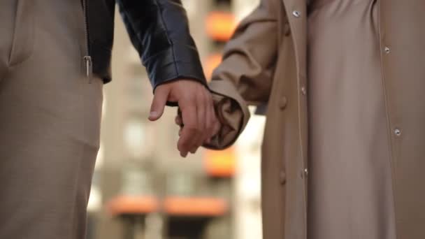 一个男人在户外牵着一个女人的手 一对相爱的夫妇手牵着手 面对着一栋现代住宅的背景 — 图库视频影像