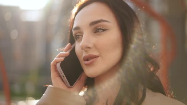 Primer Plano Cara Una Hermosa Joven Sonriente Mujer Hablando Teléfono — Vídeos de Stock