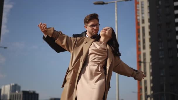 Langsom Bevægelse Ung Smuk Par Udsøgt Holder Hænder Ømme Omfavner – Stock-video