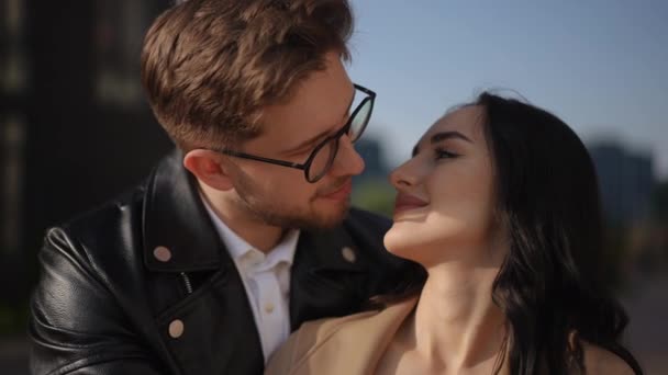 Zeitlupe Nahaufnahme Ein Mann Mit Brille Umarmt Eine Schöne Frau — Stockvideo