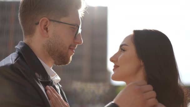 Nahaufnahme Ein Mann Mit Brille Und Eine Schöne Frau Schauen — Stockvideo