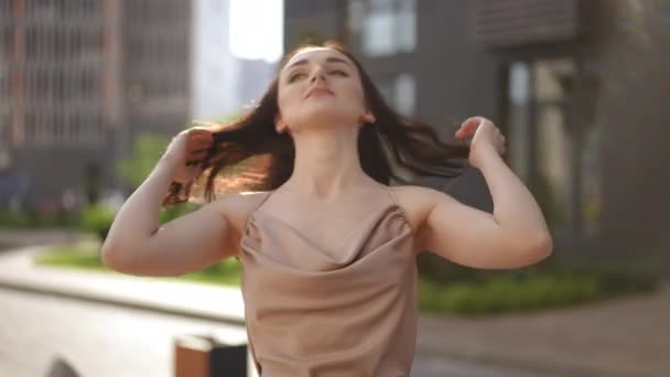 Piękna Kobieta Długimi Włosami Odwraca Głowę Prostuje Włosy Rękami Następnie — Wideo stockowe