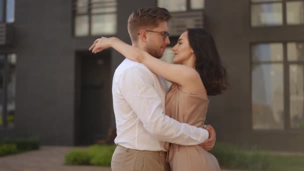 Zwolnij Trochę Mężczyzna Kobieta Przytulają Się Przed Budynkiem Kobieta Położyła — Wideo stockowe