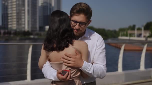 Mies Halaa Tyttöä Aikeissa Tunnustaa Rakkautensa Antamalla Hänelle Sormuksen Pari — kuvapankkivideo
