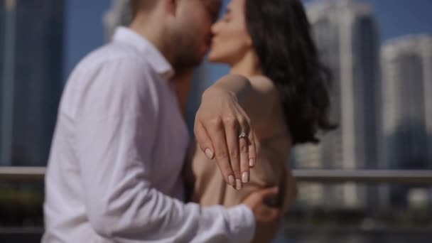 这对快乐的夫妇在城堤上拥抱和亲吻 女人伸出手对着相机 把戒指给看了 — 图库视频影像