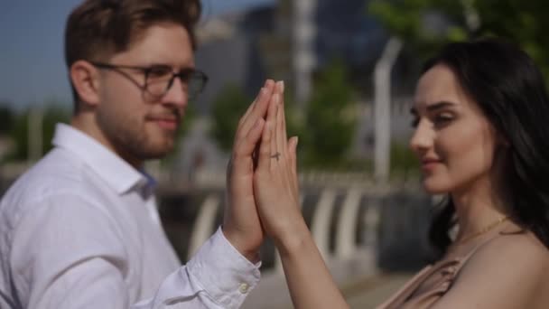 Närbild Man Och Kvinnor Handflatorna Pressas Samman Fokus Förgrunden Paret — Stockvideo