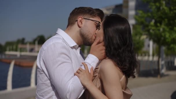 Nahaufnahme Ein Mann Küsst Zärtlich Eine Frau Auf Die Lippen — Stockvideo