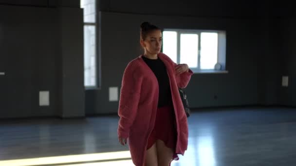 Uma Mulher Bonita Veio Salão Dança Para Aquecer Antes Treino — Vídeo de Stock