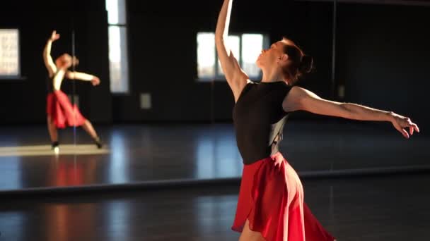芭蕾舞演员站在舞台上的镜子前 用手做动作 — 图库视频影像