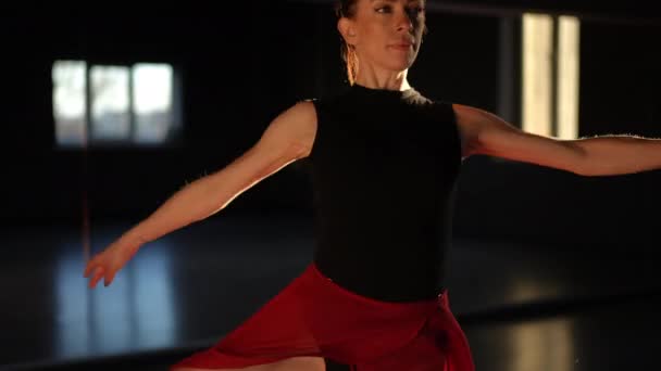Güzel Bir Balerin Karanlık Bir Koreografi Salonunda Güneş Işığında Pencereden — Stok video