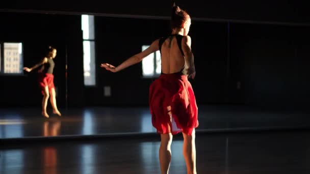 Una Ballerina Balzo Aggraziato Una Sala Coreografica Buia Guardandosi Allo — Video Stock
