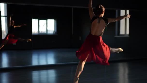 Ballerina Esegue Diversi Salti Filanti Aggraziati Fila Una Sala Coreografica — Video Stock