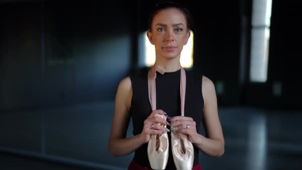 Güzel Bir Balerin Boynunda Sivri Uçlu Ayakkabılarla Bir Koreografi Salonunda — Stok video