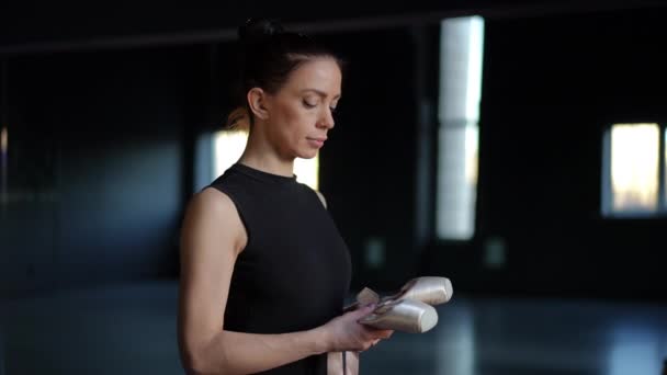 Uma Mulher Bonita Fica Uma Sala Coreográfica Segura Sapatos Pontiagudos — Vídeo de Stock