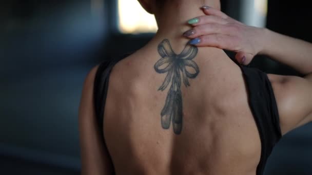Nahaufnahme Der Nackte Rücken Einer Ballerina Mit Einem Tattoo Aus — Stockvideo