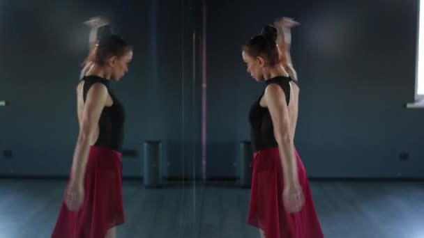 一位美丽的芭蕾舞演员在舞厅的镜子里优雅地与自己的倒影共舞 — 图库视频影像