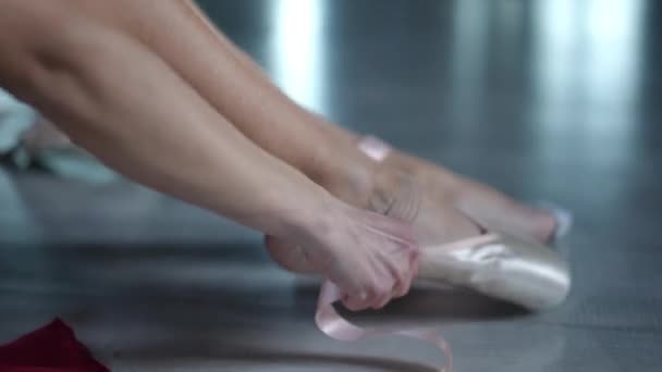 Close Bailarina Coloca Sapatos Balé Sapatos Pontiagudos Sentados Chão Madeira — Vídeo de Stock
