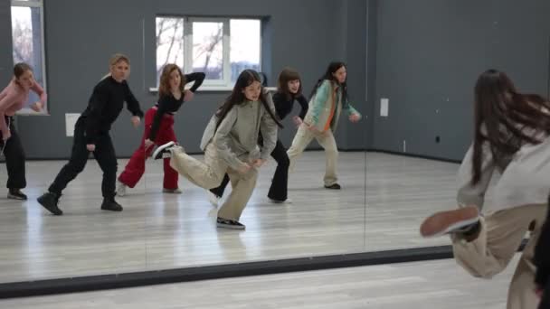 Modern Bir Dans Stüdyosunun Arka Planında Altı Güzel Genç Kızın — Stok video