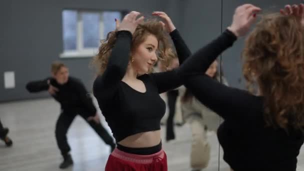 Skupinové Cvičení Dívka Obdivuje Dívá Zrcadla Choreografickém Sále Zatímco Celý — Stock video