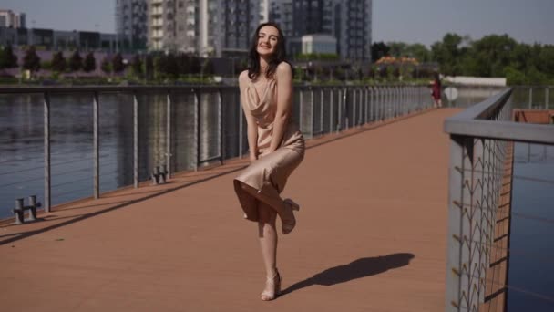 Slow Motion Beautiful Woman Standing Pier Performs Famous Marilyn Monroe — Stock Video