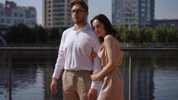 Şehir Rıhtımında Duran Güzel Bir Çiftin Yakın Çekimi — Stok video