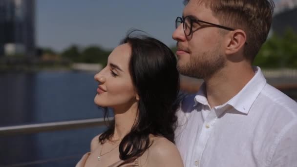 Nahaufnahme Ein Nettes Junges Paar Trifft Den Sonnenaufgang Ufer Der — Stockvideo