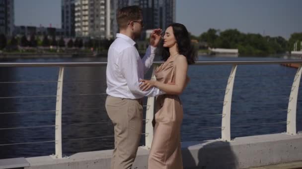 一对恋爱中的夫妇站在城堤上互相凝视着 爱的人的柔情 — 图库视频影像