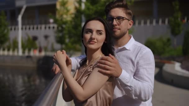 Familienfreizeit Fluss Stadtdamm Ein Verliebtes Paar Genießt Die Aussicht Und — Stockvideo