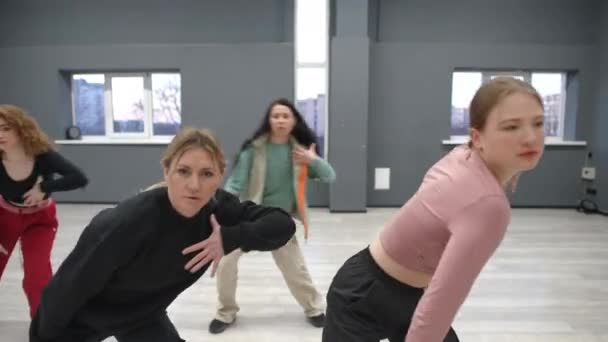 Grupowe Ćwiczenia Kamera Żywo Pięć Dziewczyn Tańczy Grupowo Dziewczyny Tańczą — Wideo stockowe