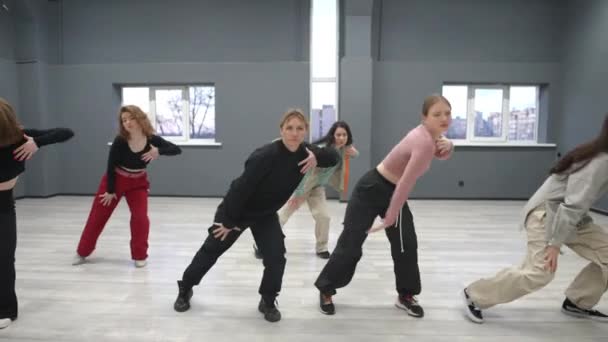 集体锻炼 现场摄像头 六个女孩在上团体舞蹈课 女孩们跳舞 — 图库视频影像