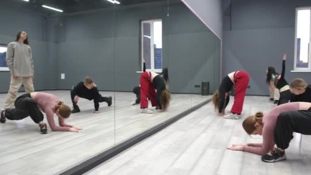 Mädchen Tanzen Gruppenübungen Gruppenaufwärmkurse Vor Dem Tanzen Sechs Mädchen Stehen — Stockvideo