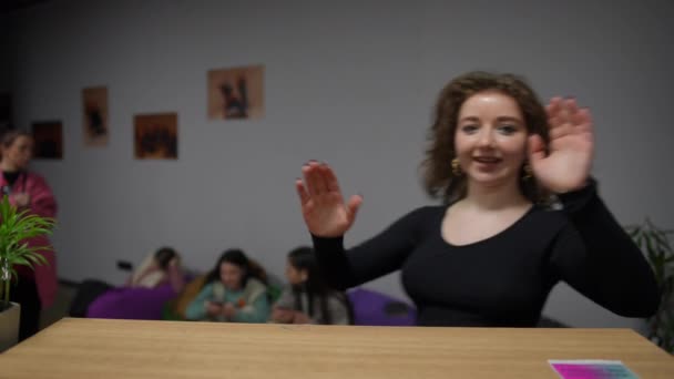 그녀의 얼굴에 미소가있는 아름다운 소녀는 대회에 참여하기 사물함 방에서 열쇠를 — 비디오