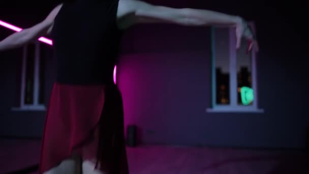 Kamera Żywo Piękna Balerina Tańczy Sali Choreograficznej Neonowym Oświetleniem Pełne — Wideo stockowe